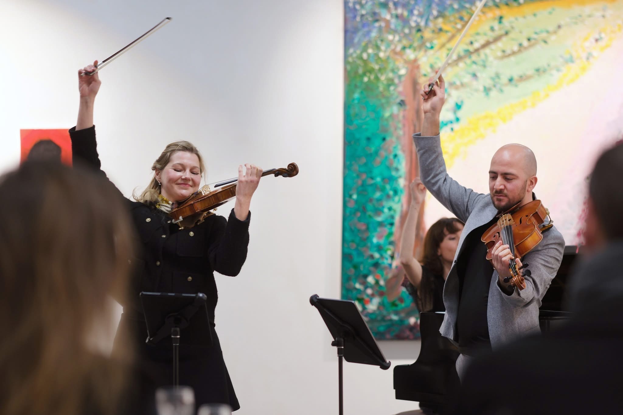 بين الموسيقى والتشكيل: ربال ملاعب ينقل بلاده للعالمية